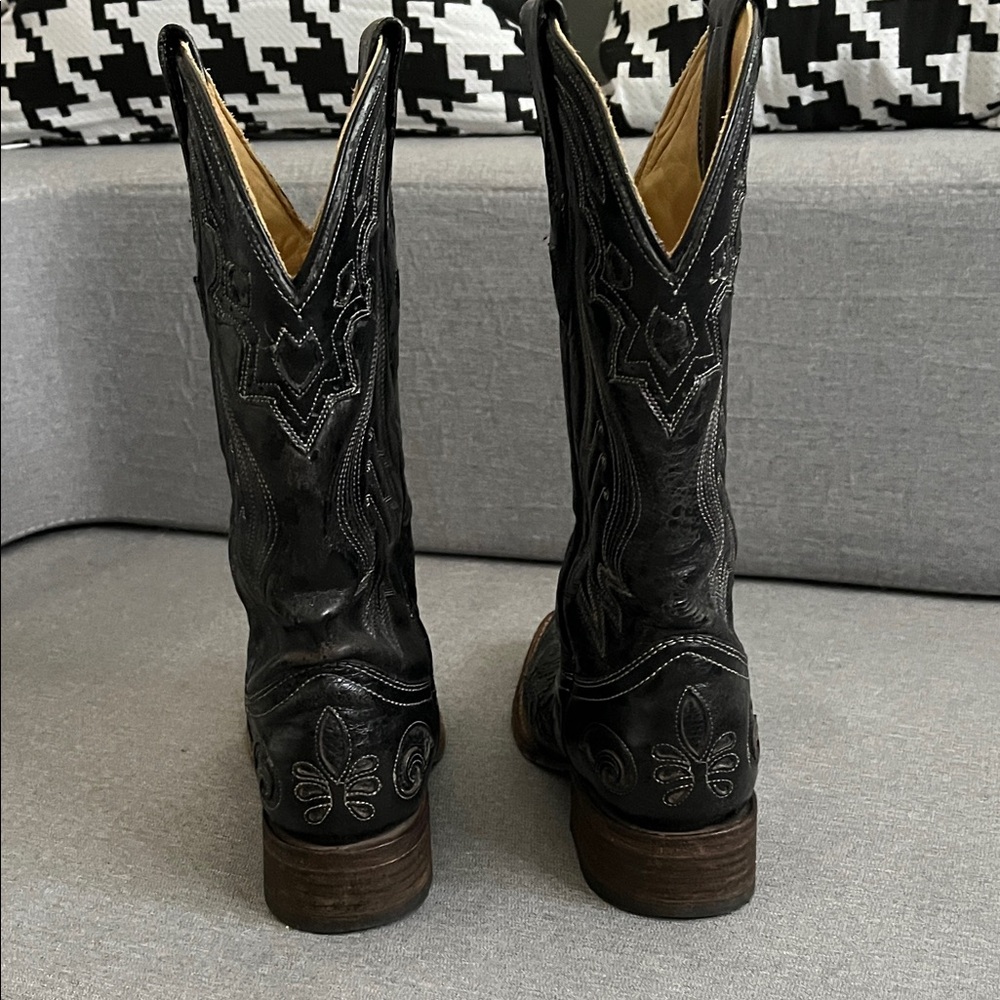 Elegant Black Embroidered Heeled Boots - image 4